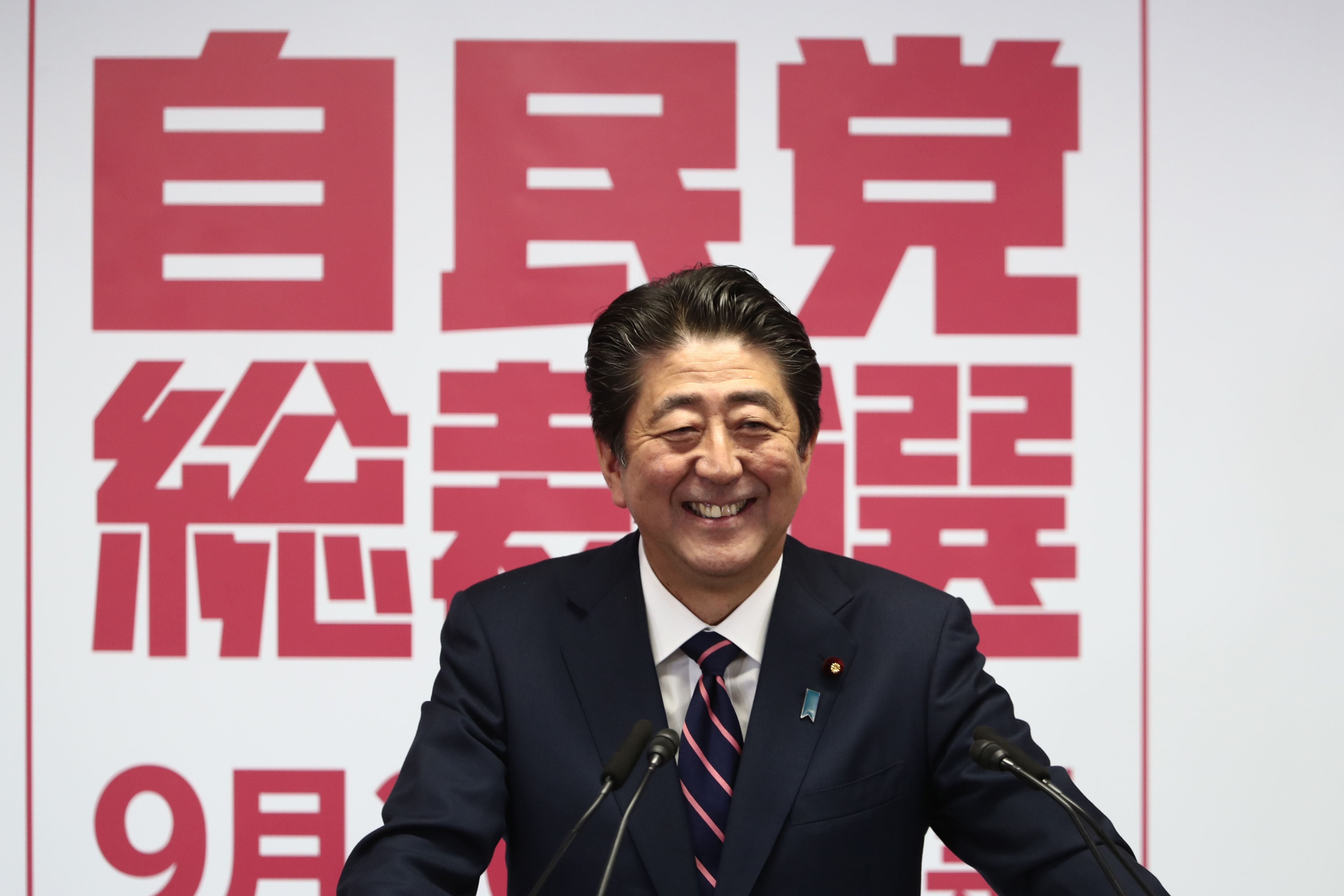 日本首相安倍晋三成功连任自民党总裁