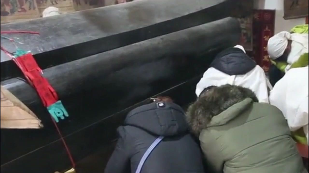 重庆一老人入棺两天后棺材里发出声音!结果