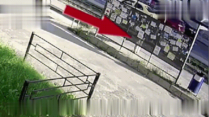 女子公交车站等车,不料公交车撞上车站!网友:疲劳驾驶