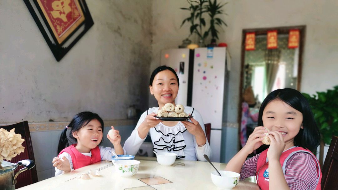 乐乐挑食,安娜做核桃葡萄干坚果包配一碗红枣小米粥,吃的真开心