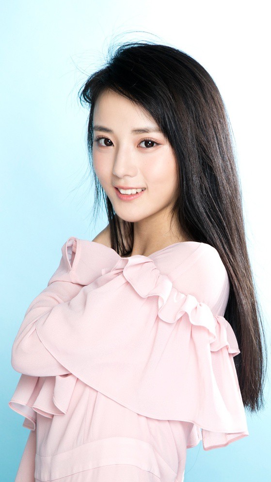 小可爱马倩倩,婀娜多姿的身材,就像自带闪光灯一般光彩照人