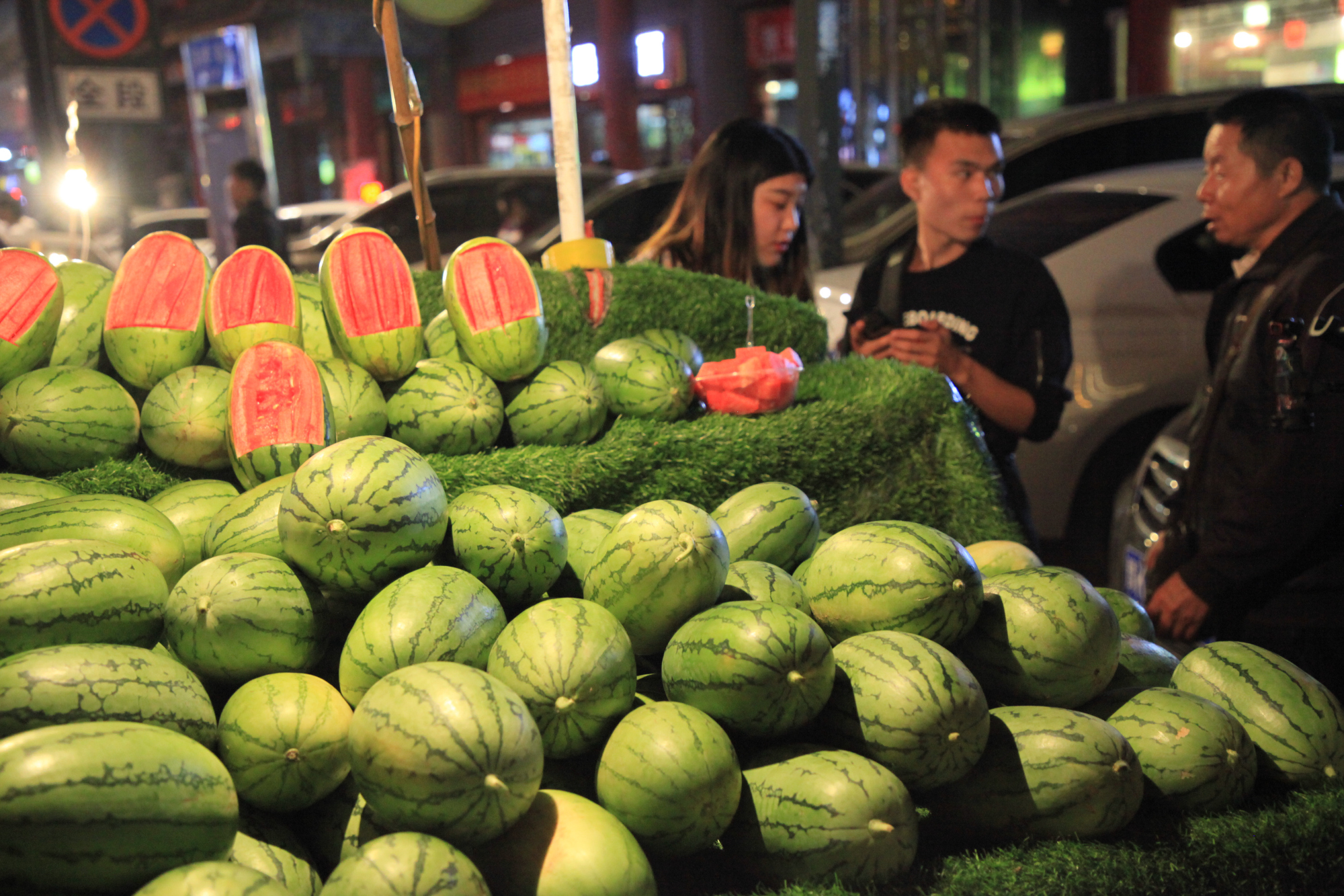 河南大爷街头卖西瓜3块钱一斤,却能引人抢购,只因这瓜个头小