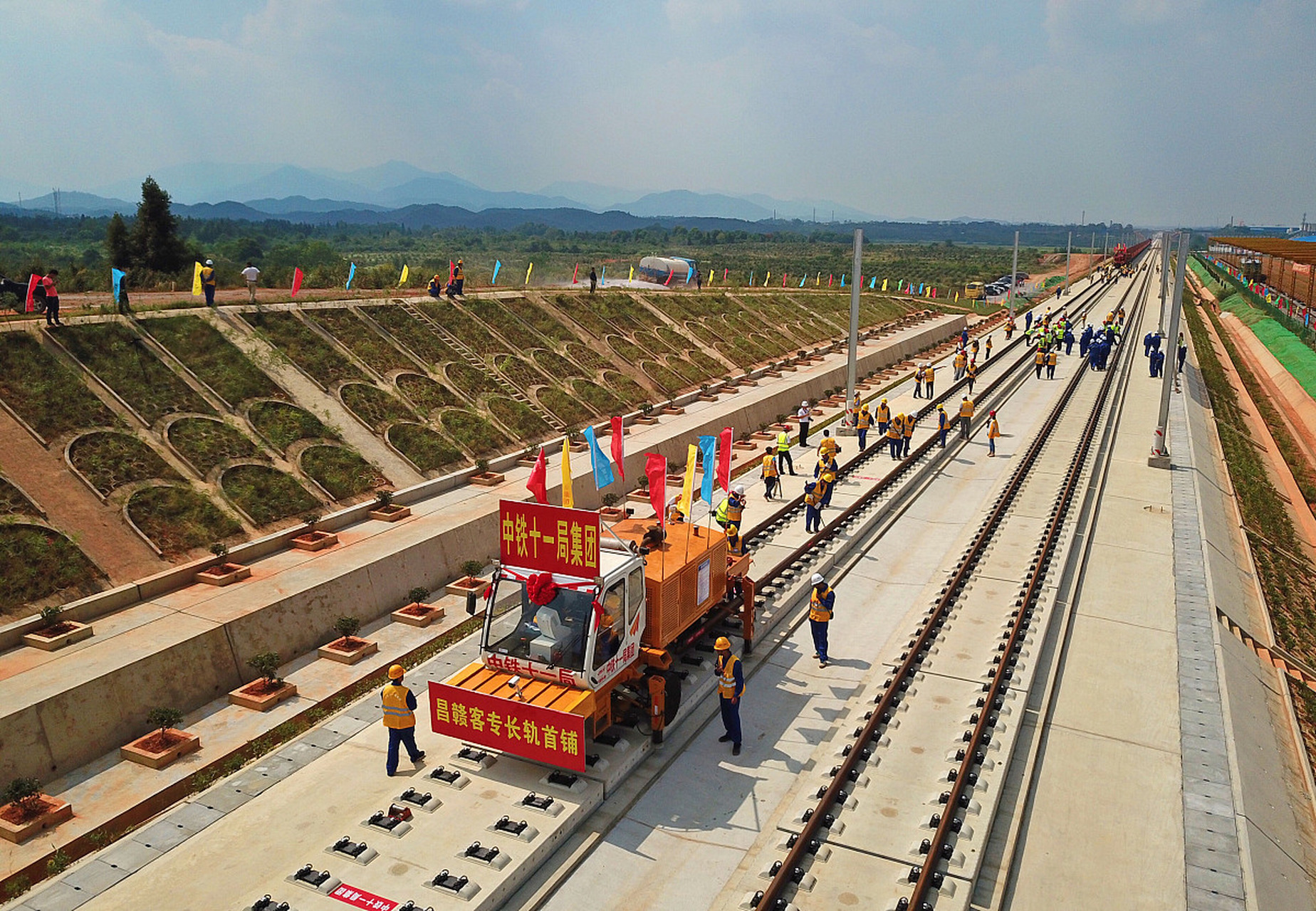湛海高铁始于湛江市霞山区湛江北站,经雷州市,徐闻县后通过轮渡接入