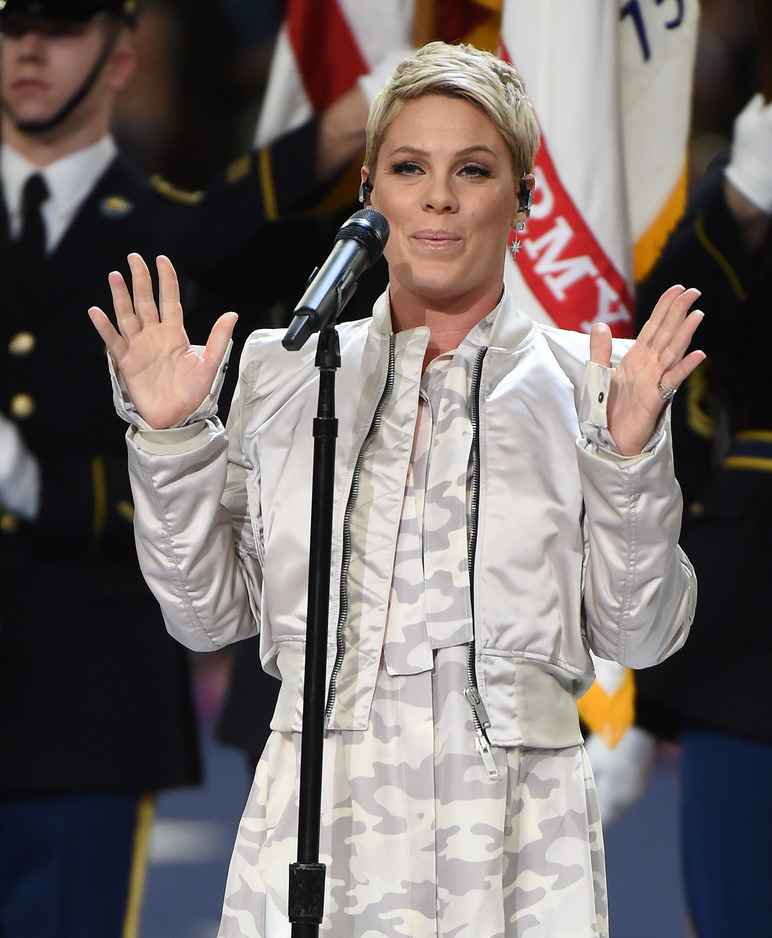 "粉妈"pink献唱国歌