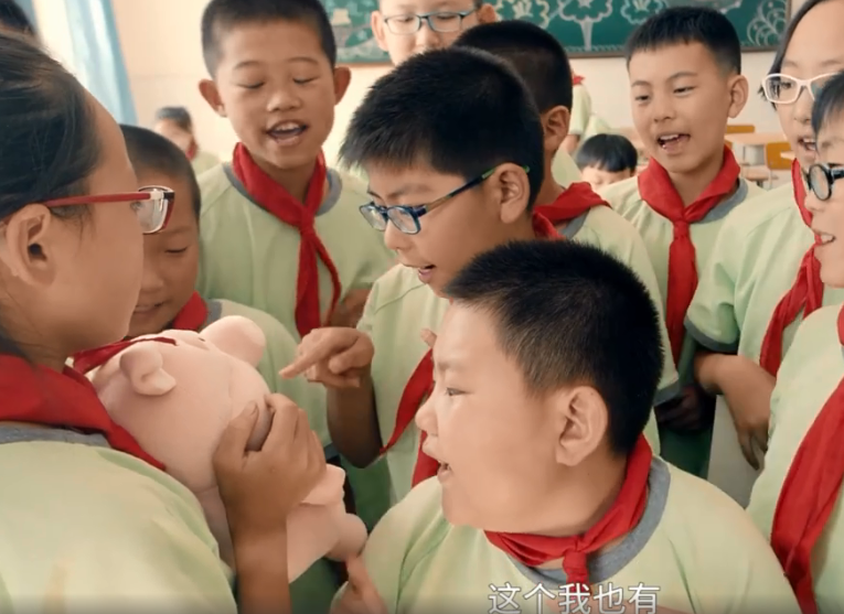 pdd回到皮皮希望小学,坦言面对孩子很害羞,希望孩子少看直播