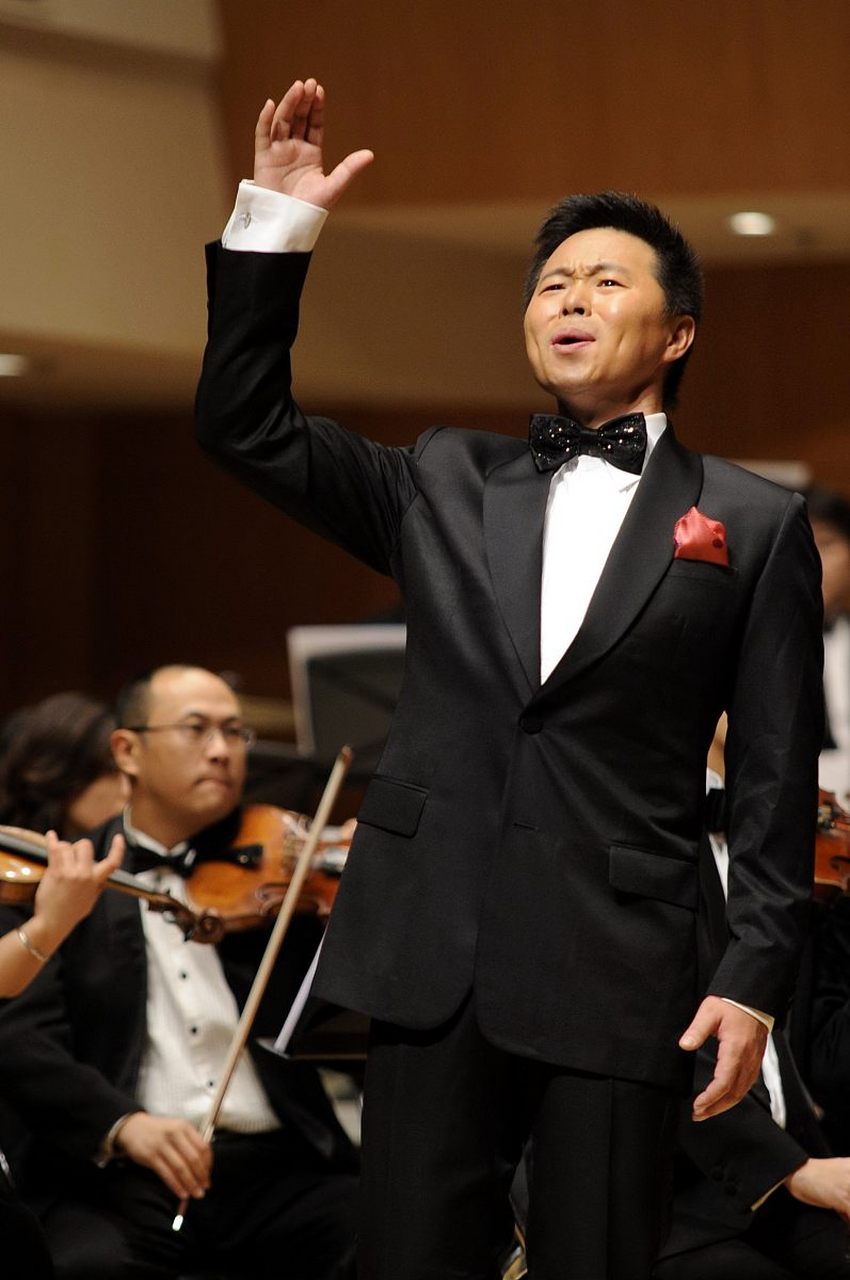 在当代中国,有人认为美声唱法三大男高音歌唱家是戴玉强,魏松和