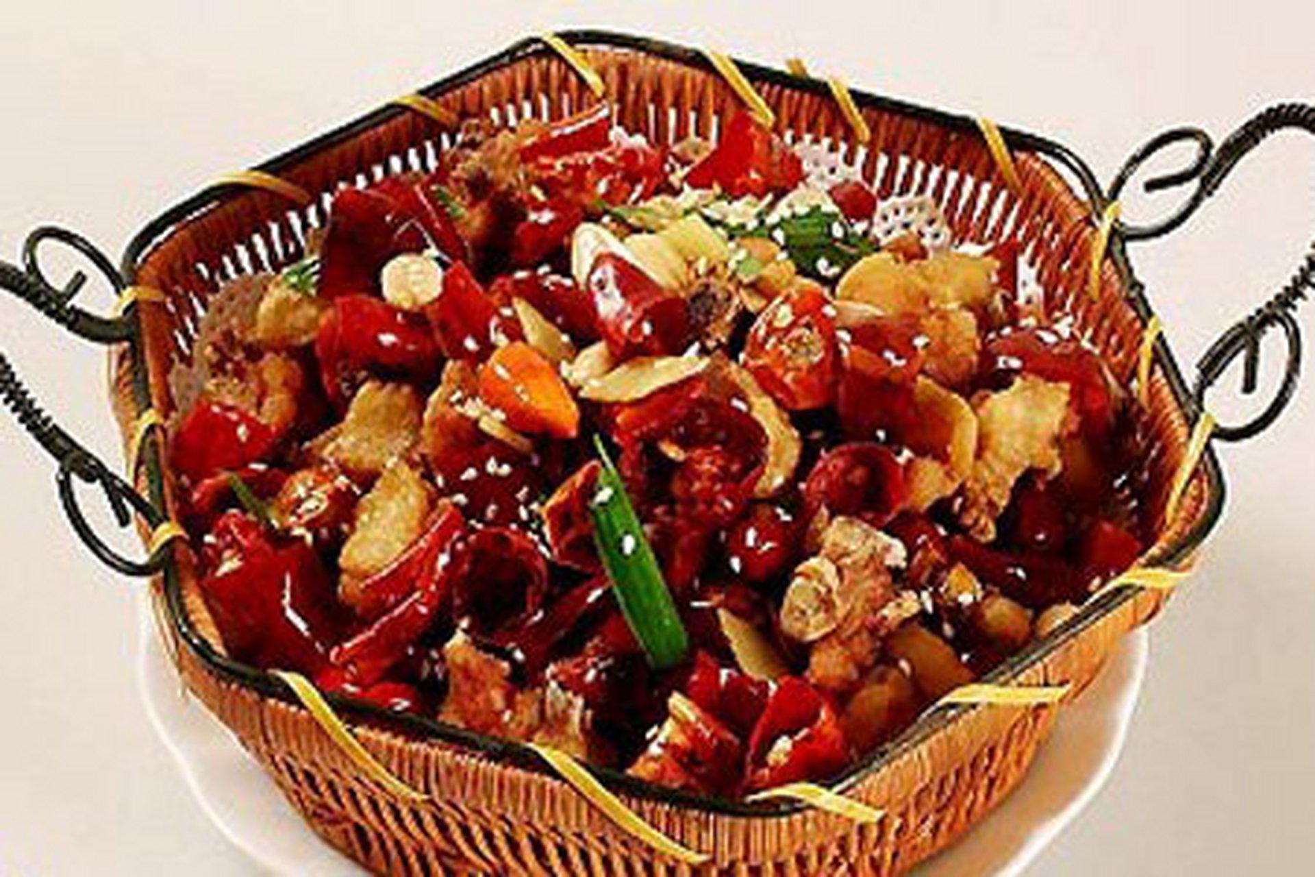 湖南气候潮湿,易患风湿症,因而湖南人形成了爱吃辣椒,生姜的习惯.