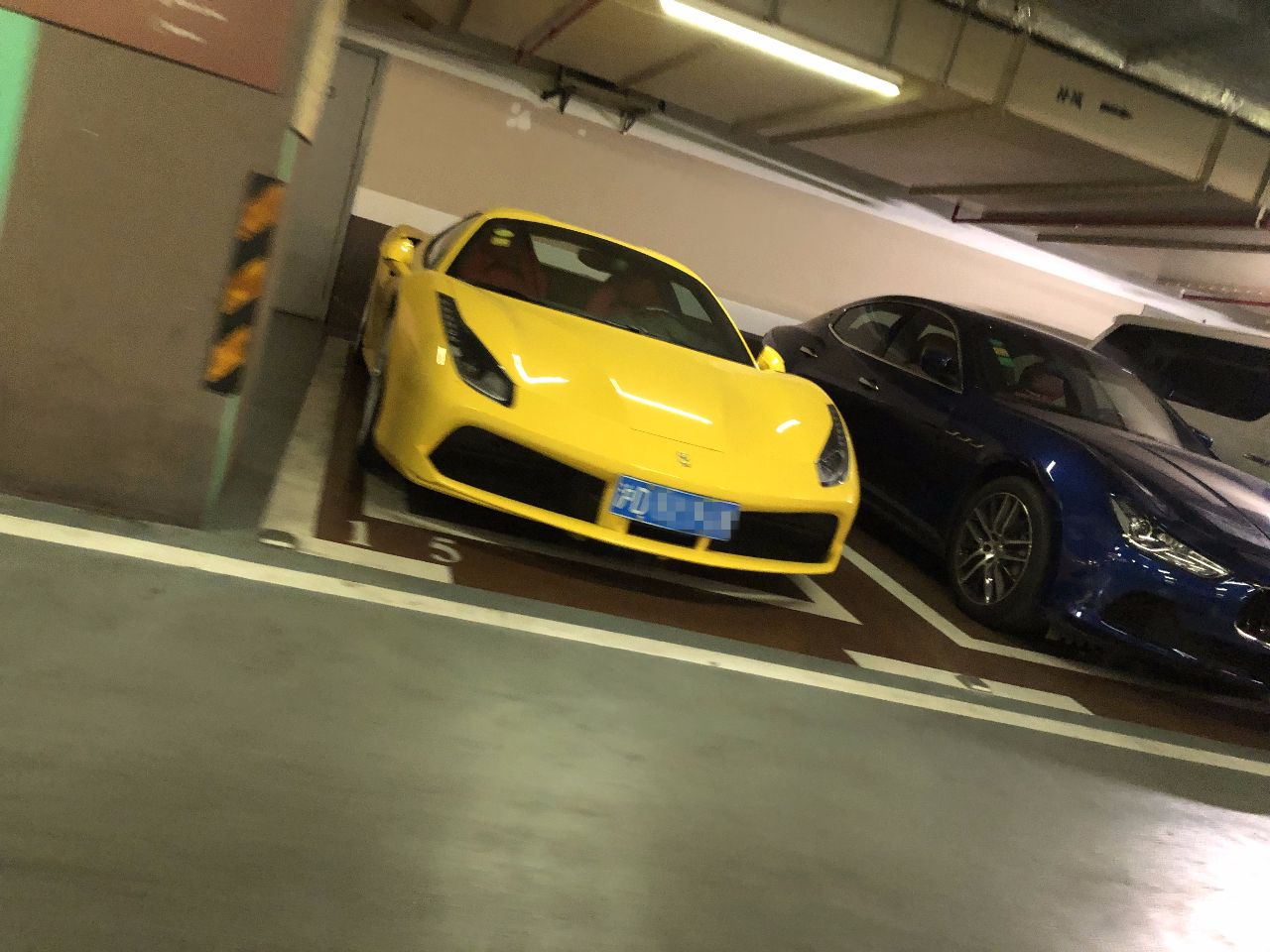 小区车库豪车,加一起超1个亿,普通奔驰宝马不入流