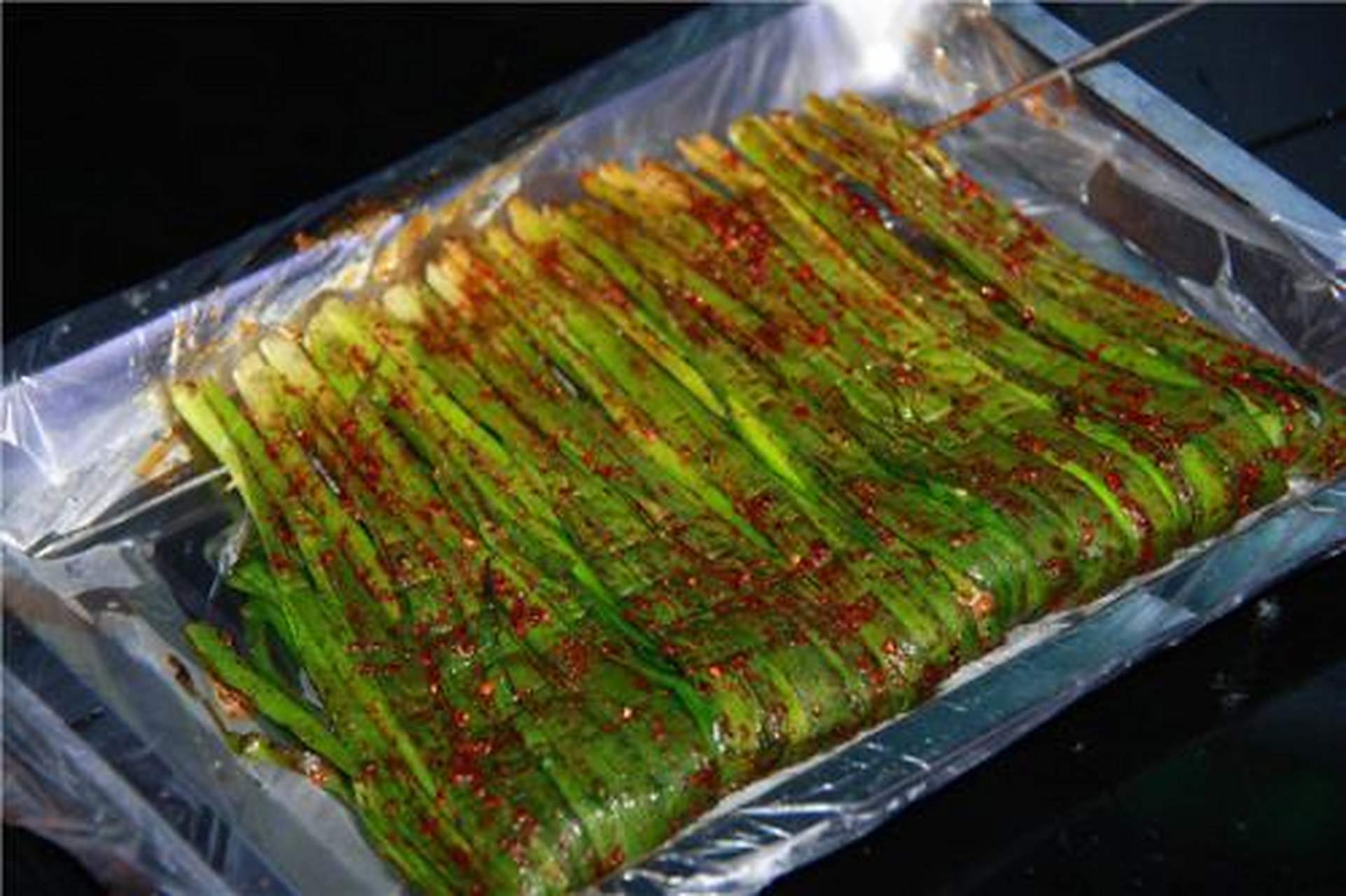 美食教程# 烤韭菜:韭菜滋阴补阳,是单点率最高的一道菜.