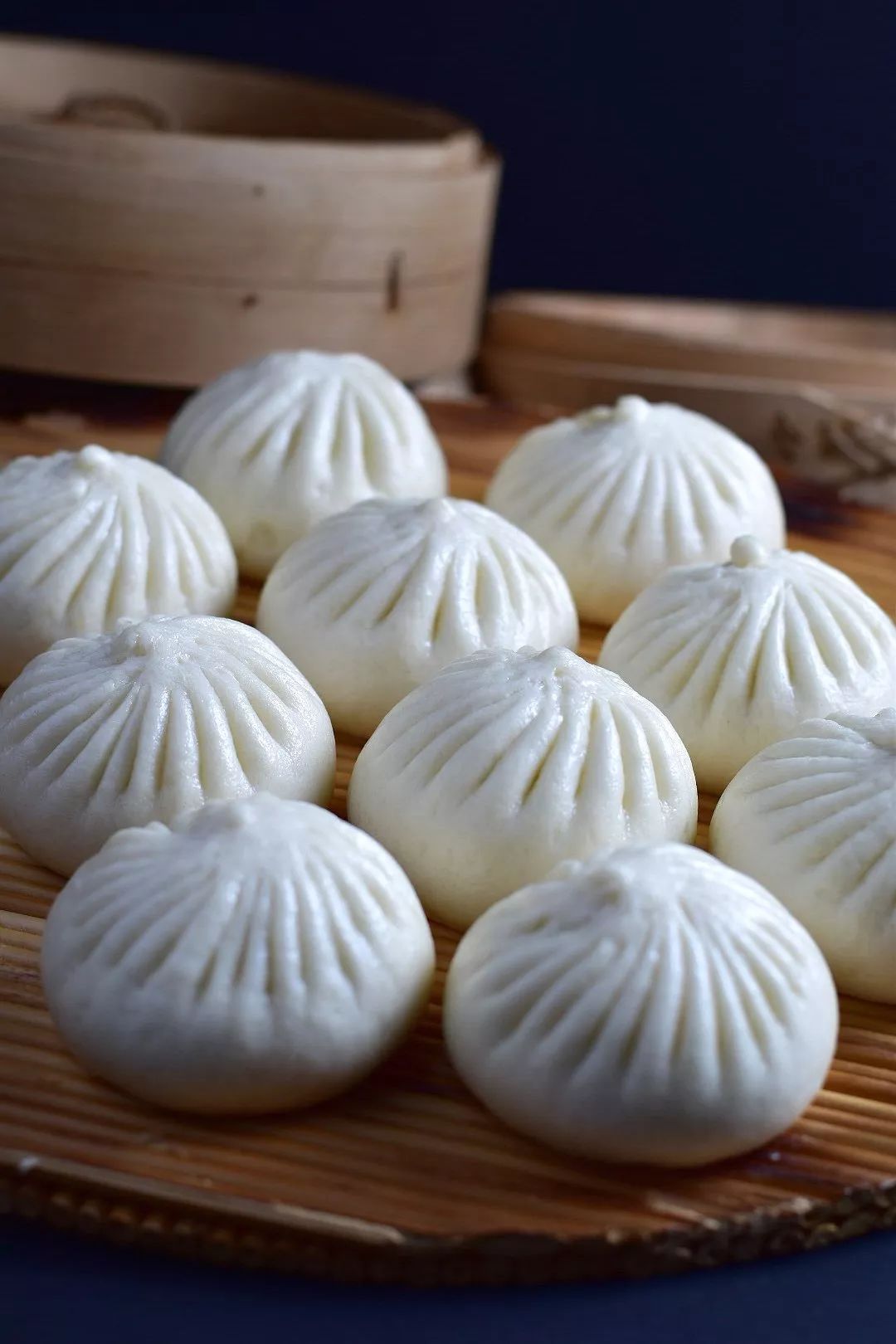 白胖暄软,提褶均匀,馅料鲜香,大厨教你做出完美包子