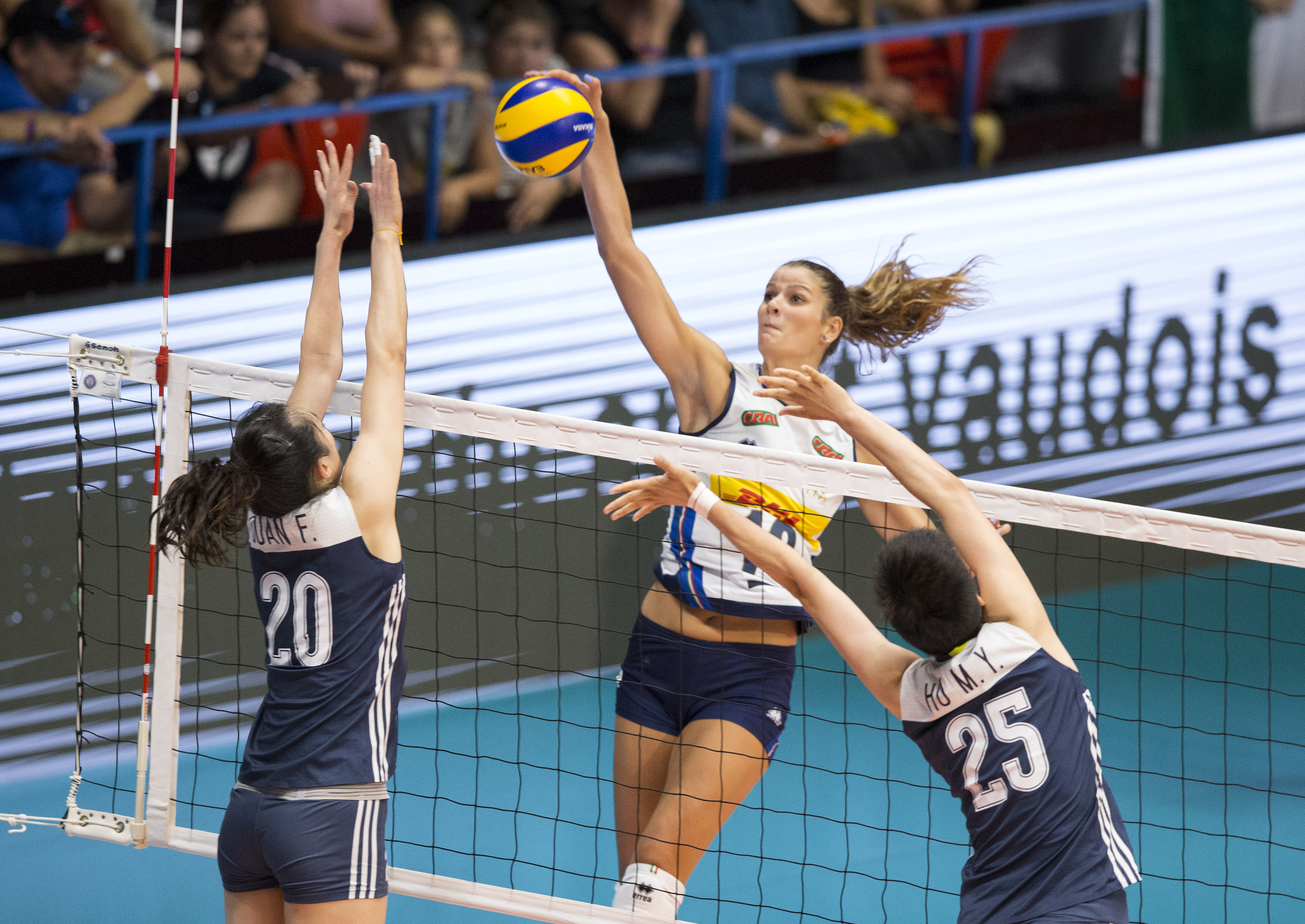 排球——瑞士女排精英赛:中国队不敌意大利队(6)