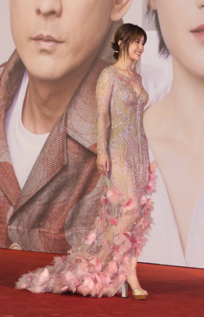 阿sa透视装太撩人!长裙开叉到大腿,全场最吸睛的女人!