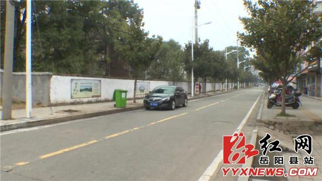 岳阳县:杨前进督导青山路文明创建工作