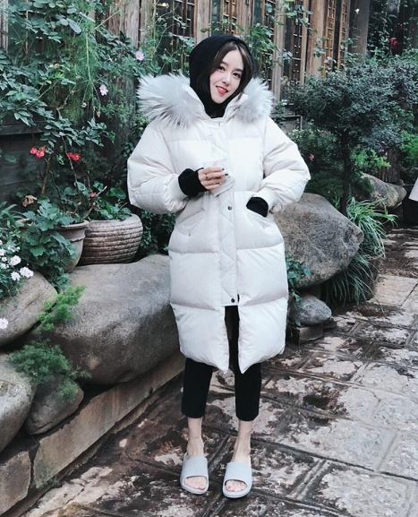 上等人rita出去旅游,羽绒服配拖鞋还露脚脖子,上层社会的穿法?