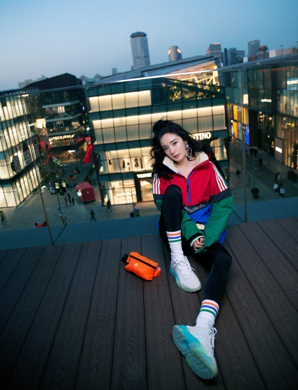 杨幂活动造型又惊艳,戴超大耳环配减龄卷发,活力运动装美回23岁