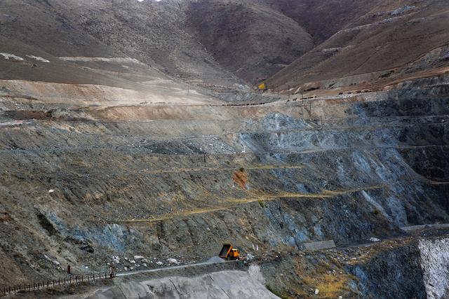 新疆稀土矿图片