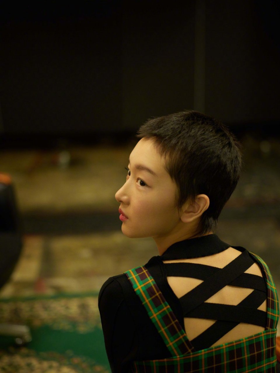 周冬雨新片中的真寸头造型曝光,好狠一女演员.