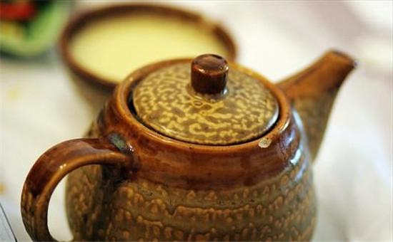 乡村农民家酿造的一种糯米酒,纯手工制作发酵而成,安康五里稠酒