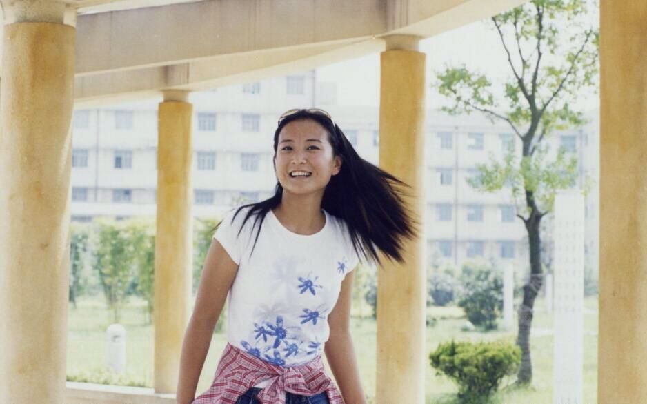 学生时代的贾玲非常苗条,现在的她却胖成这样,网友:好可惜