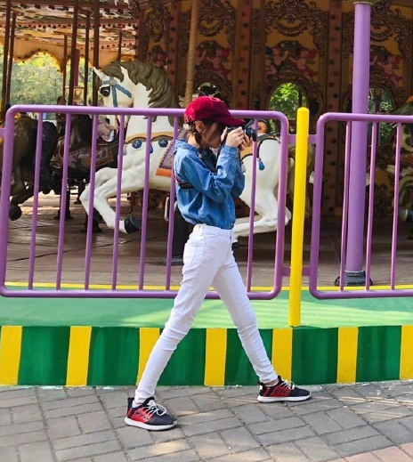 赵蕴卓的腿够长了,看到赵薇的"女儿"后我愣住了!