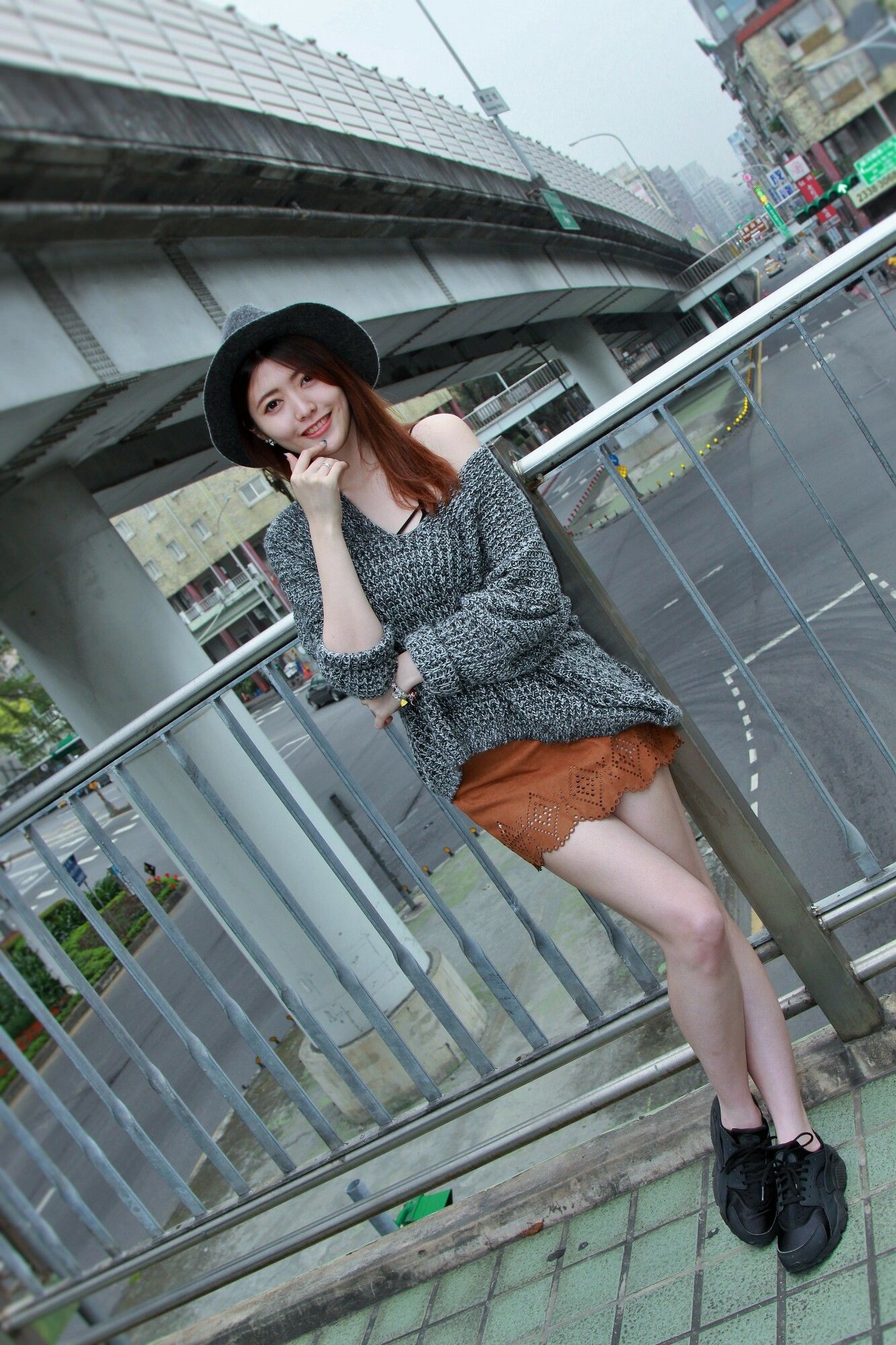 毛衫短裙长腿台湾龍山寺机车美女brindy薛薛