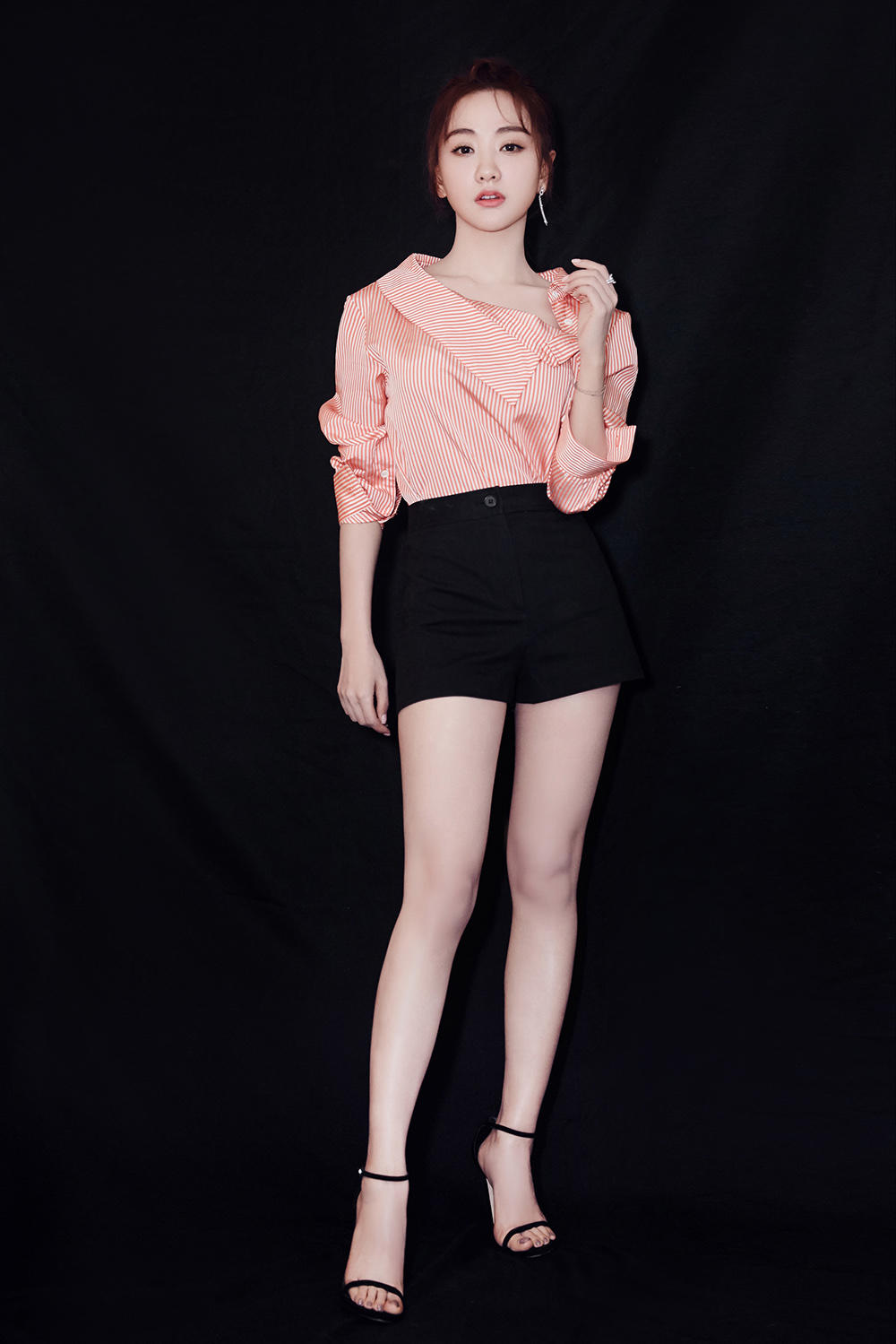 37岁的杨蓉也太会穿了,最后一张丸子头配衬衫起码减龄15岁!