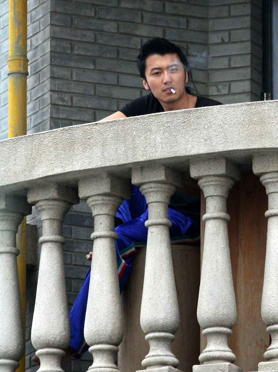一个人在阳台抽烟图片