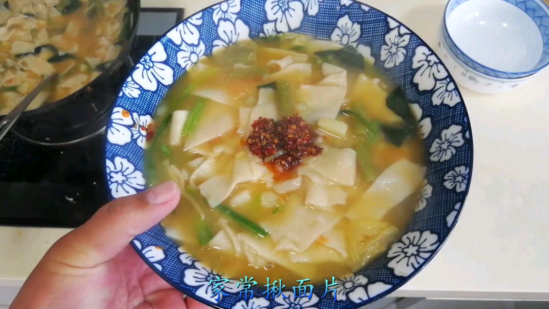小猪午餐:家常揪面片,烩一锅土豆白菜豆角西红柿,再揪入面片!