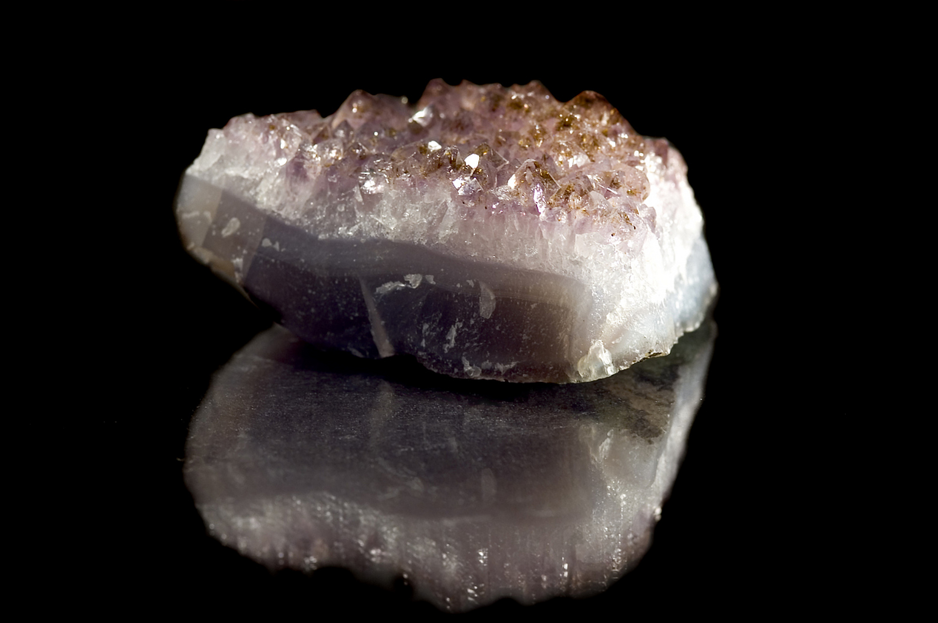 它坚韧纯净如生命之顽强与坚韧;收藏价值极高[原文:聊一聊水晶水胆