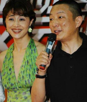 经历了多次婚姻,跟最后一任丈夫生子后,她又跟第一任丈夫复婚了