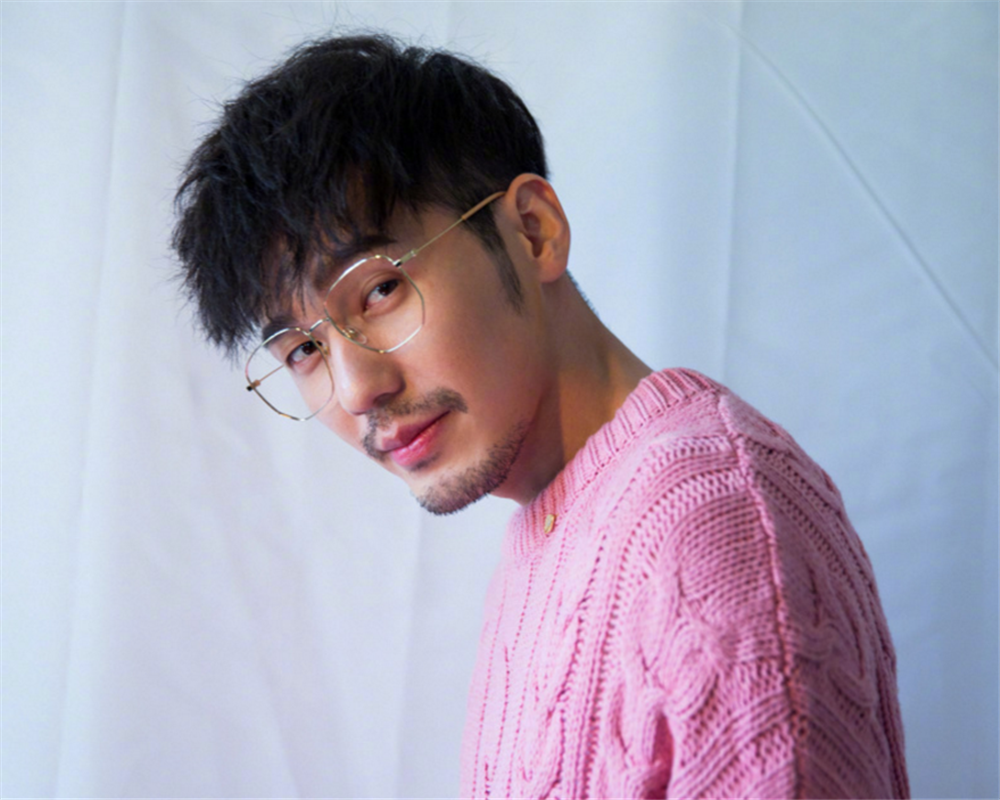 粉红色针织衫也挡不住扑面而来的帅气,粉嫩嫩的白宇了解下?