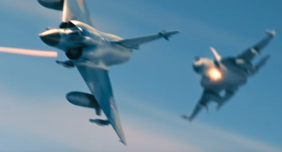 在电影中,枭龙紧追不舍,频频开火,而幻影2000则在空中灵活闪躲,双方好