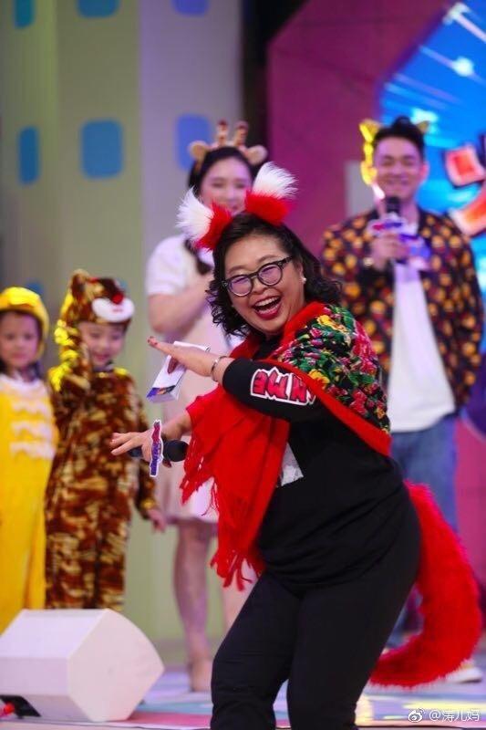 杜海涛带妈妈录节目,老太太唱辣妹子,谭松韵一直尴尬看老人家?