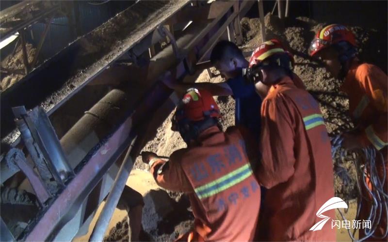 46秒丨揪心!胳膊被卷传送带 消防紧急救援