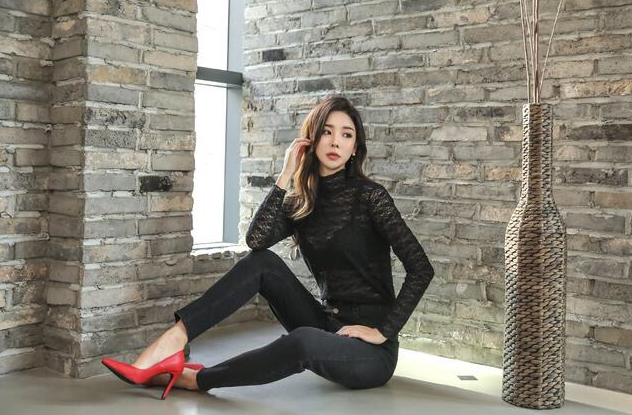 秋天出去旅游逛街,试试林多贤身上这件蕾丝衫,修身显瘦彰显气质,突显