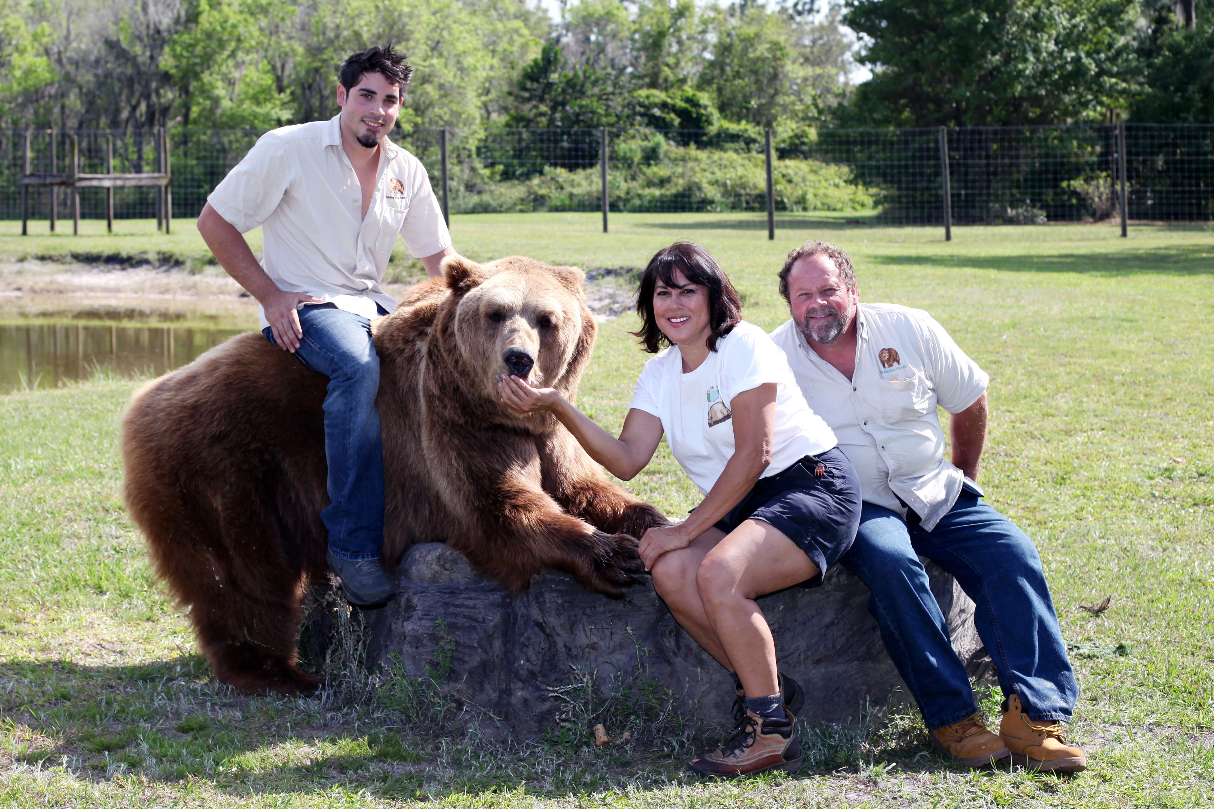 可以说这些熊和mark dumas一起生活,依然活得很有熊样,而不是被迫训练