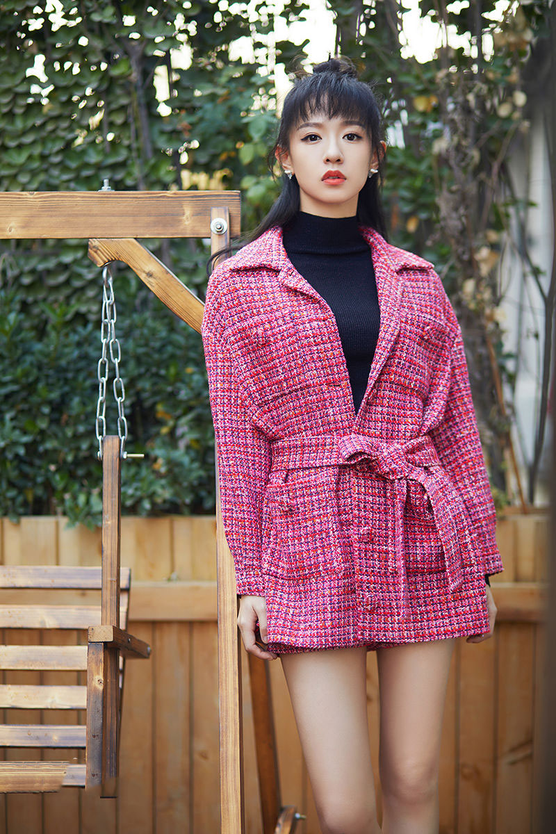 刘木子红格子外套写真,俏丽多姿,娇媚冷艳