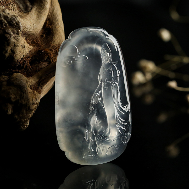 身立莲花台,露滴杨柳枝——玻璃种观音牌翡翠挂件《莲渡》鉴赏