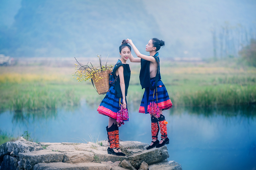 着以红蓝色调为主的齐膝百褶裙,无论老幼,白裤瑶女子都没有人会穿内裤