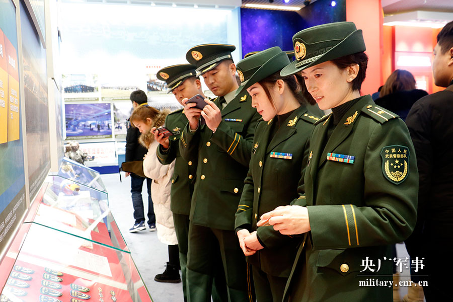 武警北京总队执勤第十支队官兵参观庆祝改革开放40周年大型展览