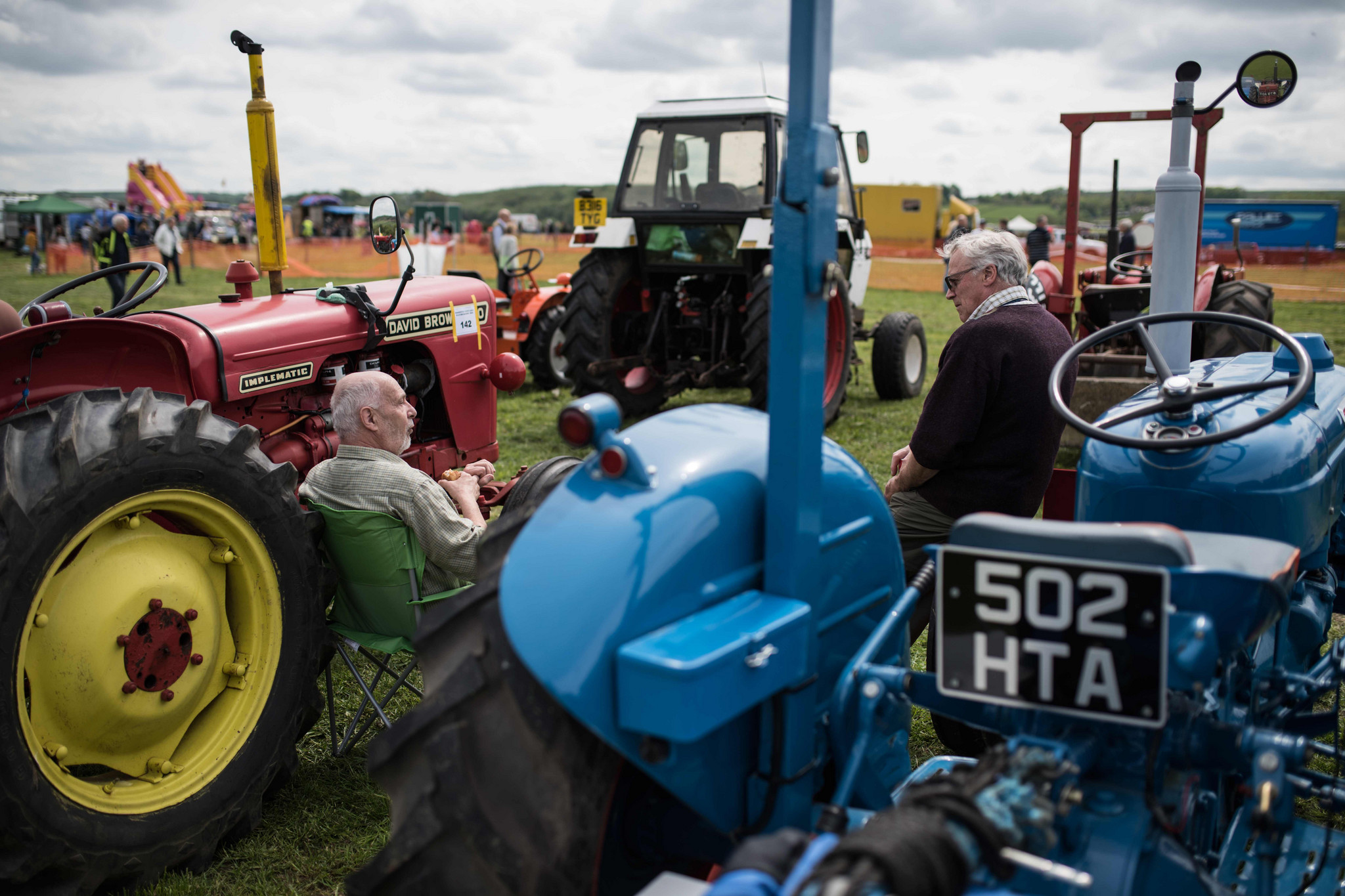 英国举办复古乡村聚会 老翁带老式拖拉机兜风