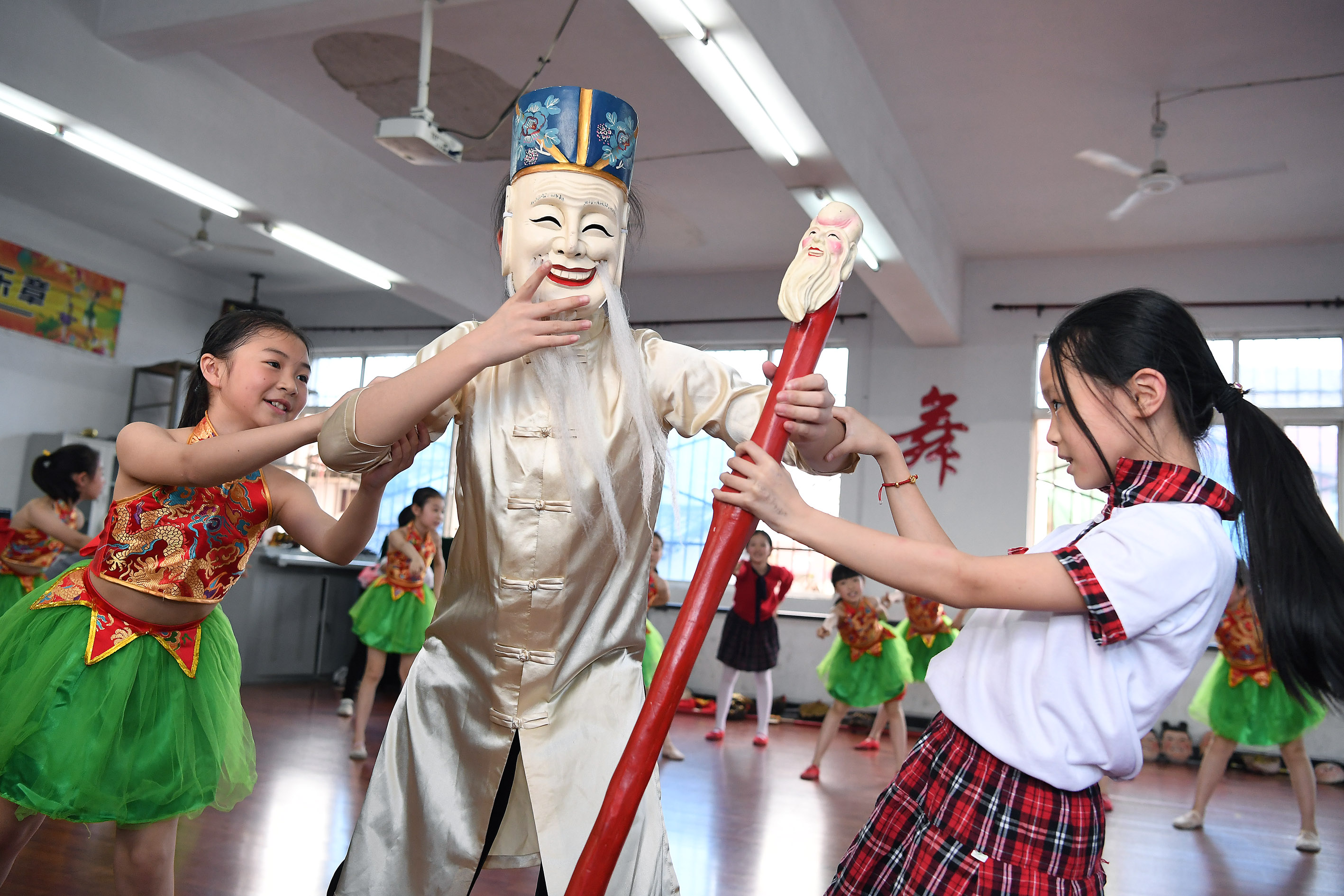 进修学校附属小学的孩子们在排练原创少儿歌舞节目"我跟阿公学跳傩"