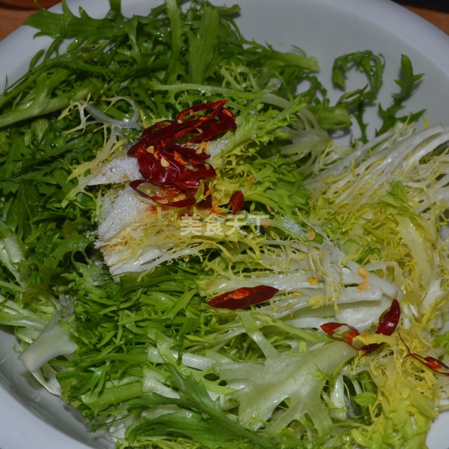 放干辣椒丝 小贴士: 调味料按自己口味调整 来自 美食天下 英英菜谱