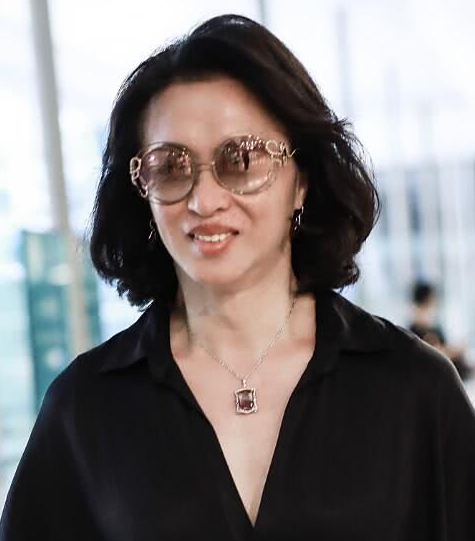 51岁的金星素颜现身机场,黑衣长裙我行我素,网友:金姐霸气!