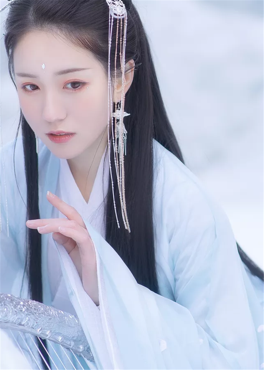 穿越医妃,穿成古代女神医,施针治病赚钱两不误,还被某王爷宠着