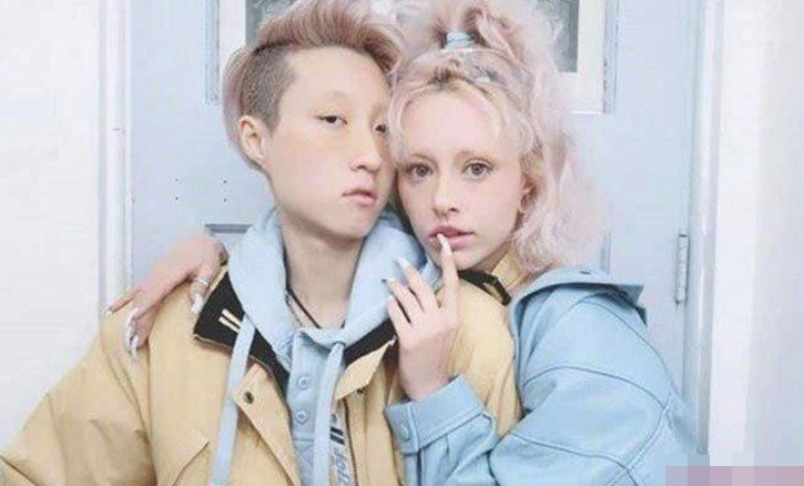 吴卓林妻子婚后首晒正面照,面无表情衣着性感,婆婆发文意味深长