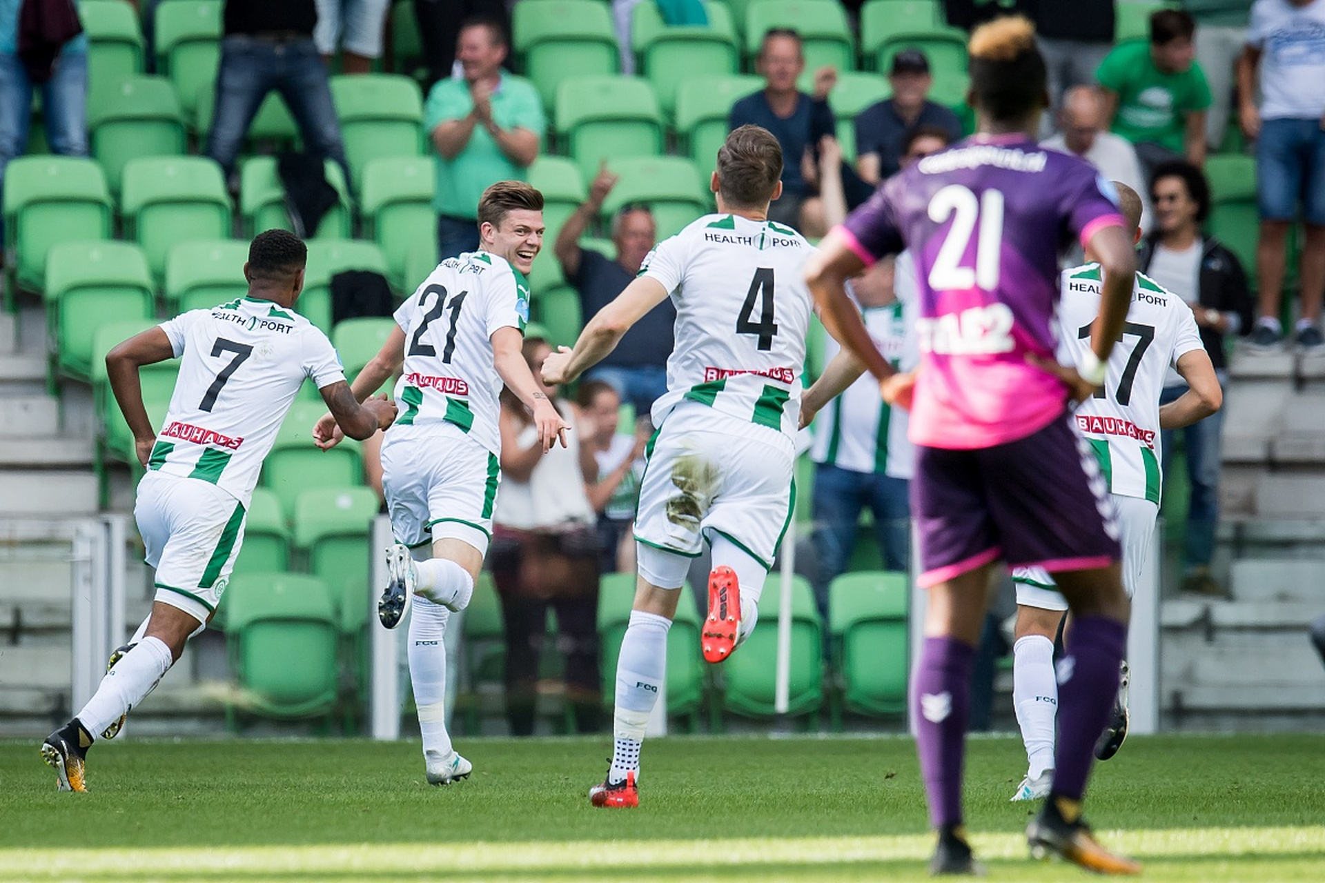 英超联赛中,富勒姆主场迎战诺丁汉森林,富勒姆主场胜率达五成,而