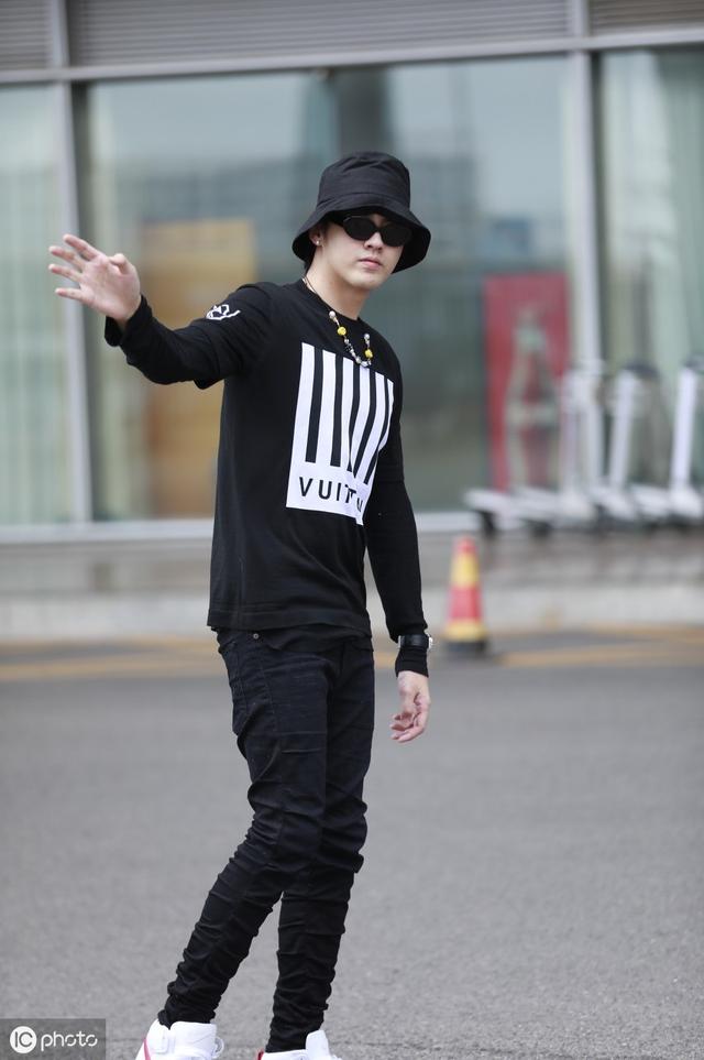 吴亦凡紧身裤亮相,146斤穿出136斤的感觉