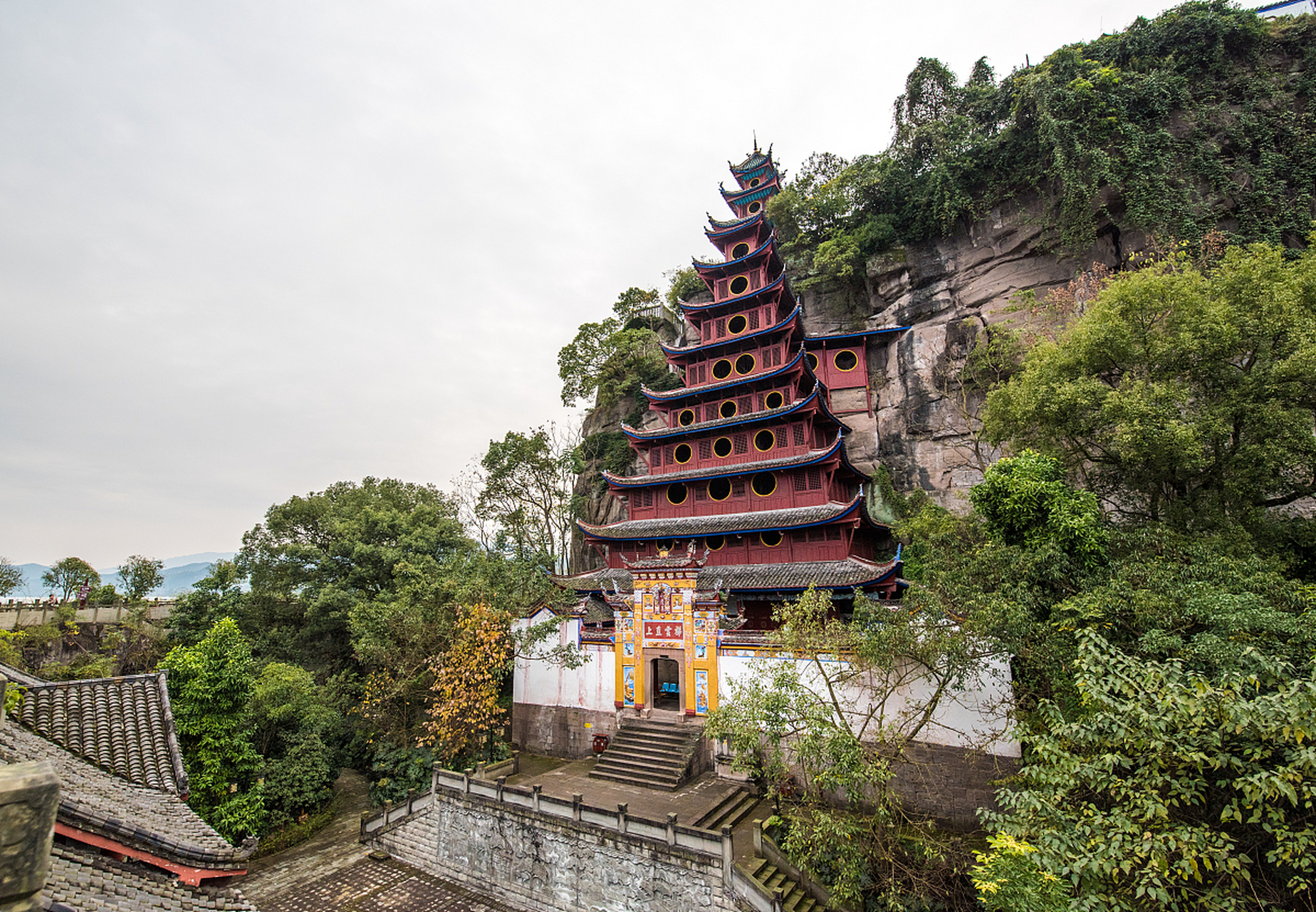 在重庆市忠县的石宝镇,有一座神奇的建筑在长江畔巍峨屹立,历经四百多