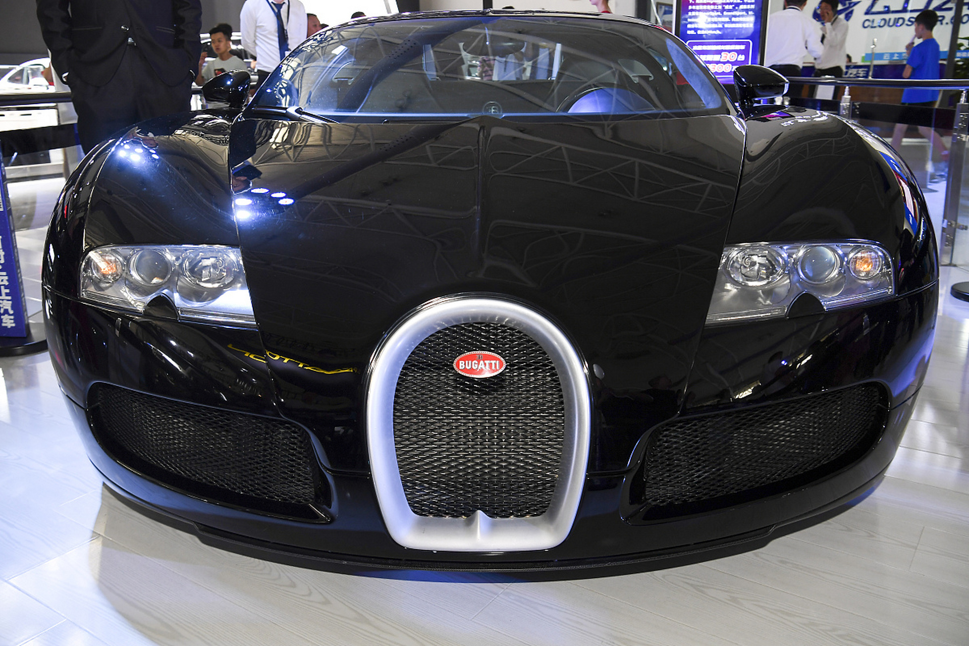 布加迪威龙是一款由法国超级跑车制造商布加迪(bugatti)生产的豪华